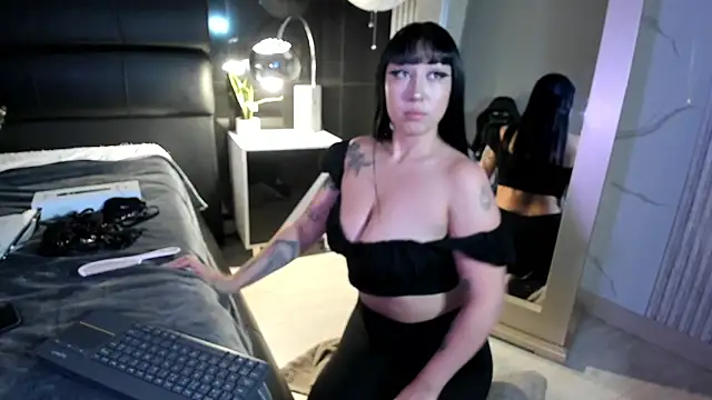 Snapshot of KomiCatt chatting on 02-17-26, 12:02 KomiCatt online show from 02-17-26, 12:02