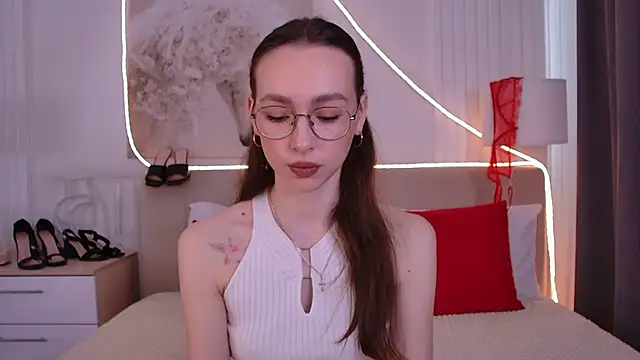 Snapshot of Emily_Simon chatting on 05-18-26, 05:23 Emily Simon online show from 05-18-26, 05:23