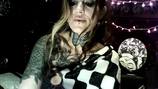 Snapshot of allymoon1369 chatting on 04-01-26, 01:41 allymoon1369 online show from 04-01-26, 01:41