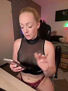Snapshot of Lea-Kirsch chatting on 06-29-26, 06:18 Lea-Kirsch online show from 06-29-26, 06:18