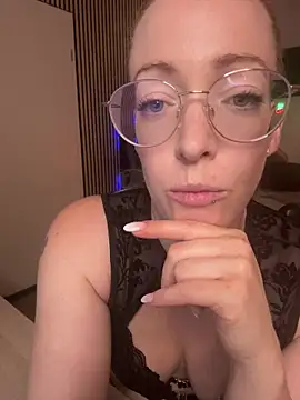 Snapshot of Lea-Kirsch chatting on 07-15-26, 06:53 Lea-Kirsch online show from 07-15-26, 06:53