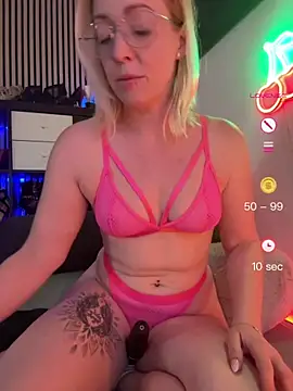 Snapshot of Lea-Kirsch chatting on 04-26-26, 06:38 Lea-Kirsch online show from 04-26-26, 06:38