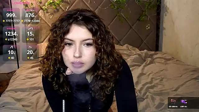 Snapshot of SueCurly chatting on 02-17-26, 09:23 SueCurly online show from 02-17-26, 09:23