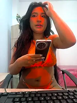 Snapshot of valenlopezz_ chatting on 05-02-26, 03:45 valenlopezz online show from 05-02-26, 03:45