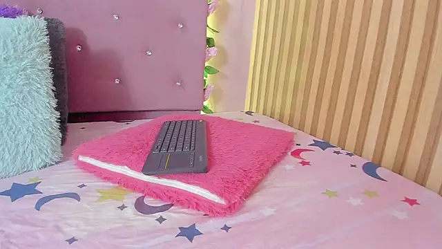 lovely  kiss   online show from 04-22-26, 06:14