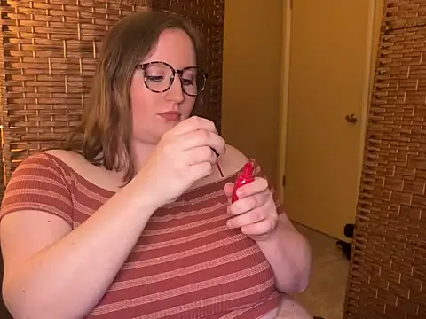 lucycomestrue online show from 04-20-26, 08:32