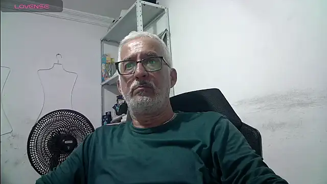 Snapshot of ceniizo1024 chatting on 06-18-26, 11:43 ceniizo1024 online show from 06-18-26, 11:43