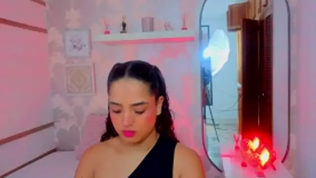 Snapshot of Emma_Thompssonn chatting on 05-04-26, 11:57 Emma Thompssonn online show from 05-04-26, 11:57