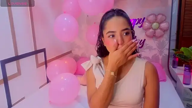 Snapshot of Emma_Thompssonn chatting on 06-08-26, 12:38 Emma Thompssonn online show from 06-08-26, 12:38