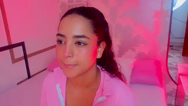 Snapshot of Emma_Thompssonn chatting on 05-11-26, 12:17 Emma Thompssonn online show from 05-11-26, 12:17