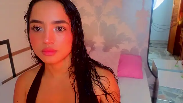 Snapshot of Emma_Thompssonn chatting on 05-18-26, 11:59 Emma Thompssonn online show from 05-18-26, 11:59