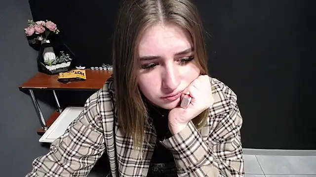 Snapshot of Sunny_siren chatting on 02-12-26, 01:11 Sunny siren online show from 02-12-26, 01:11