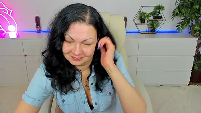 IrissMoon online show from 03-05-26, 06:32