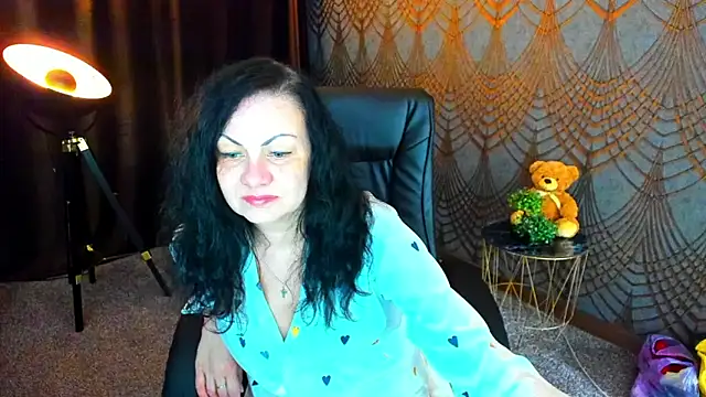 Snapshot of IrissMoon chatting on 05-20-26, 04:15 IrissMoon online show from 05-20-26, 04:15