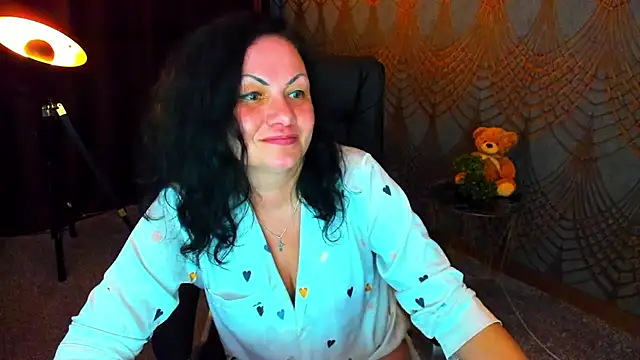 Snapshot of IrissMoon chatting on 05-21-26, 04:21 IrissMoon online show from 05-21-26, 04:21