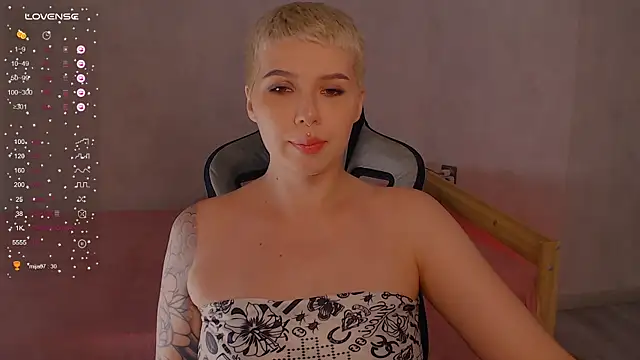 Snapshot of Elise_Day chatting on 06-24-26, 04:27 Elise Day online show from 06-24-26, 04:27