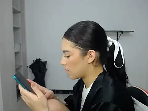 luisandri  online show from 02-10-26, 04:33