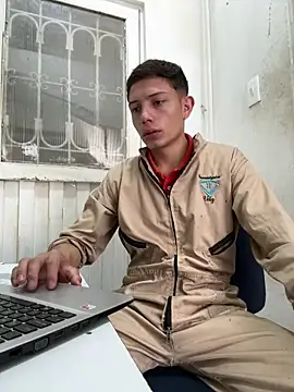 Snapshot of santiObrero chatting on 06-06-26, 03:06 santiObrero online show from 06-06-26, 03:06