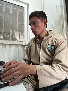 Snapshot of santiObrero chatting on 04-21-26, 03:51 santiObrero online show from 04-21-26, 03:51