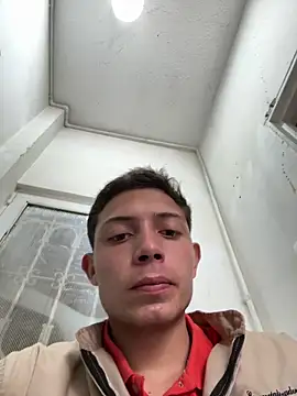Snapshot of santiObrero chatting on 05-22-26, 03:21 santiObrero online show from 05-22-26, 03:21