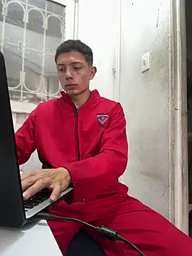 Snapshot of santiObrero chatting on 05-26-26, 03:21 santiObrero online show from 05-26-26, 03:21