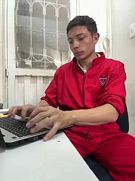 Snapshot of santiObrero chatting on 04-27-26, 08:29 santiObrero online show from 04-27-26, 08:29