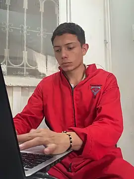 Snapshot of santiObrero chatting on 04-28-26, 03:38 santiObrero online show from 04-28-26, 03:38