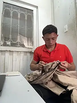 Snapshot of santiObrero chatting on 05-20-26, 03:42 santiObrero online show from 05-20-26, 03:42