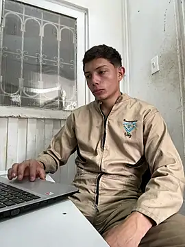 Snapshot of santiObrero chatting on 07-18-26, 04:04 santiObrero online show from 07-18-26, 04:04