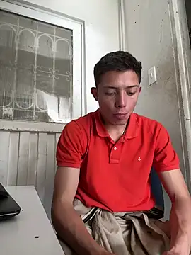 Snapshot of santiObrero chatting on 06-25-26, 02:55 santiObrero online show from 06-25-26, 02:55
