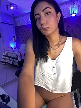 Snapshot of Auri__ chatting on 05-19-26, 07:32 Auri online show from 05-19-26, 07:32