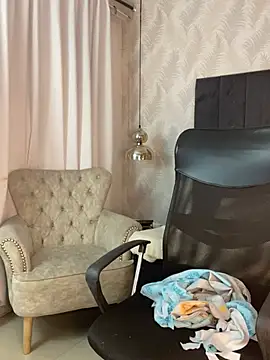 Snapshot of Auri__ chatting on 06-19-26, 11:27 Auri online show from 06-19-26, 11:27