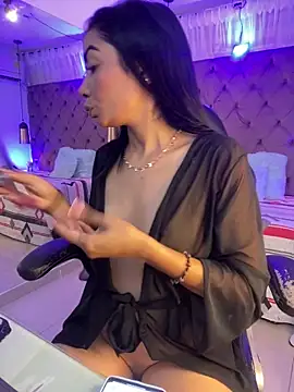 Snapshot of Auri__ chatting on 04-30-26, 07:43 Auri online show from 04-30-26, 07:43