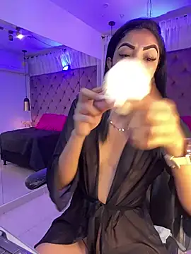 Snapshot of Auri__ chatting on 06-17-26, 07:35 Auri online show from 06-17-26, 07:35