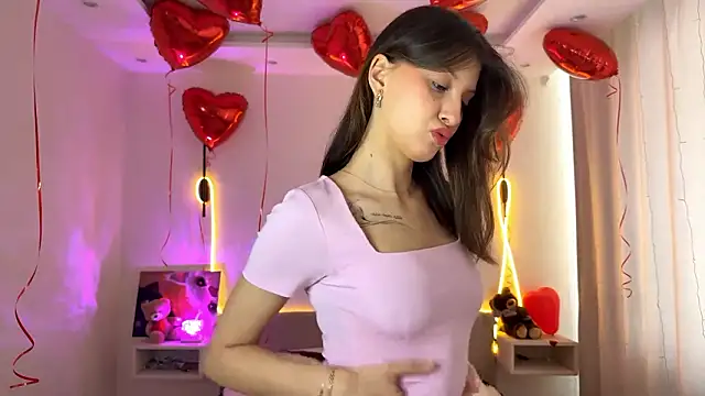 Snapshot of LouiseChavez chatting on 02-15-26, 08:13 LouiseChavez online show from 02-15-26, 08:13