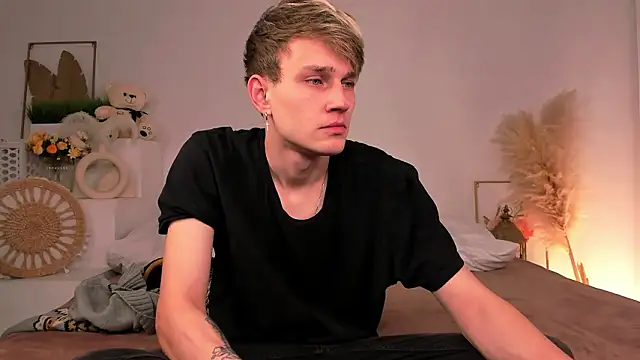 Snapshot of Volan_Starts chatting on 02-26-26, 12:05 Volan Starts online show from 02-26-26, 12:05