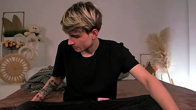 Snapshot of Volan_Starts chatting on 02-22-26, 04:26 Volan Starts online show from 02-22-26, 04:26