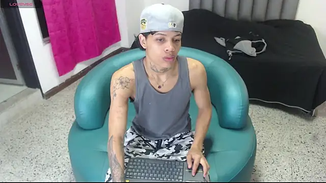 Snapshot of Dogan_Renzo0 chatting on 03-10-26, 11:36 Dogan Renzo0 online show from 03-10-26, 11:36