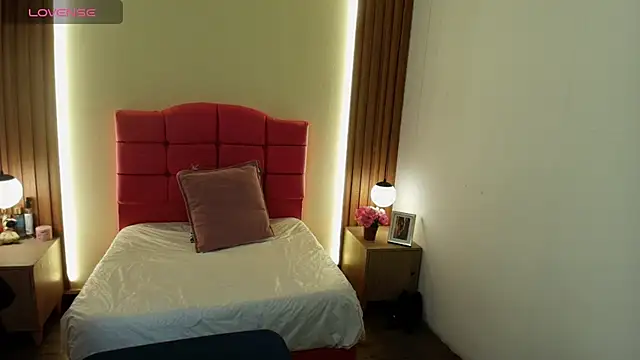 IvonneRoss  online show from 04-07-26, 11:56