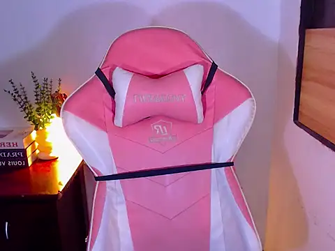 Snapshot of SeducingMonica chatting on 02-17-26, 11:57 SeducingMonica online show from 02-17-26, 11:57