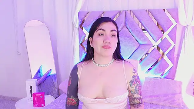 Snapshot of KathiaJenner chatting on 05-19-26, 10:55 KathiaJenner online show from 05-19-26, 10:55