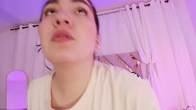 Snapshot of KathiaJenner chatting on 05-26-26, 10:57 KathiaJenner online show from 05-26-26, 10:57