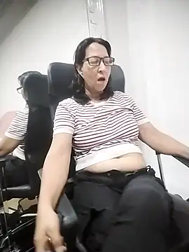 Snapshot of RosseLaure chatting on 02-12-26, 01:05 RosseLaure online show from 02-12-26, 01:05