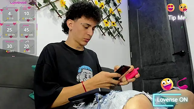 Snapshot of Maxxx_bigcockx chatting on 02-19-26, 03:03 Maxxx bigcockx online show from 02-19-26, 03:03