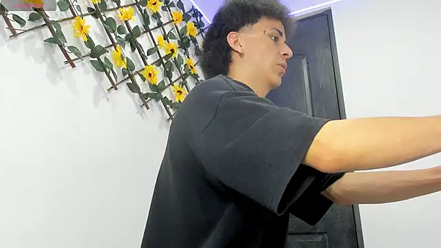 Snapshot of Maxxx_bigcockx chatting on 03-04-26, 03:25 Maxxx bigcockx online show from 03-04-26, 03:25