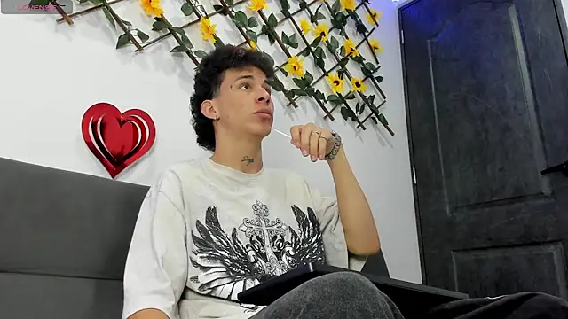 Snapshot of Maxxx_bigcockx chatting on 02-18-26, 01:14 Maxxx bigcockx online show from 02-18-26, 01:14