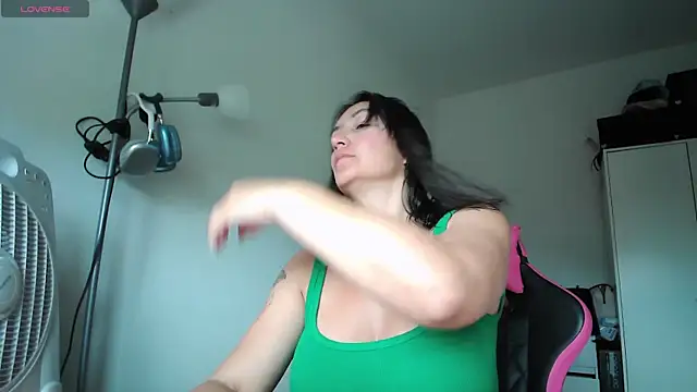 Snapshot of Yulian_Milf chatting on 05-30-26, 04:01 Yulian Milf online show from 05-30-26, 04:01