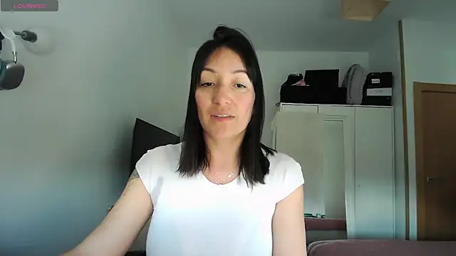 Snapshot of Yulian_Milf chatting on 04-19-26, 04:30 Yulian Milf online show from 04-19-26, 04:30