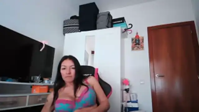 Snapshot of Yulian_Milf chatting on 02-11-26, 02:06 Yulian Milf online show from 02-11-26, 02:06