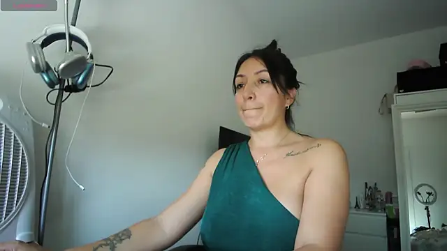 Snapshot of Yulian_Milf chatting on 06-19-26, 02:45 Yulian Milf online show from 06-19-26, 02:45